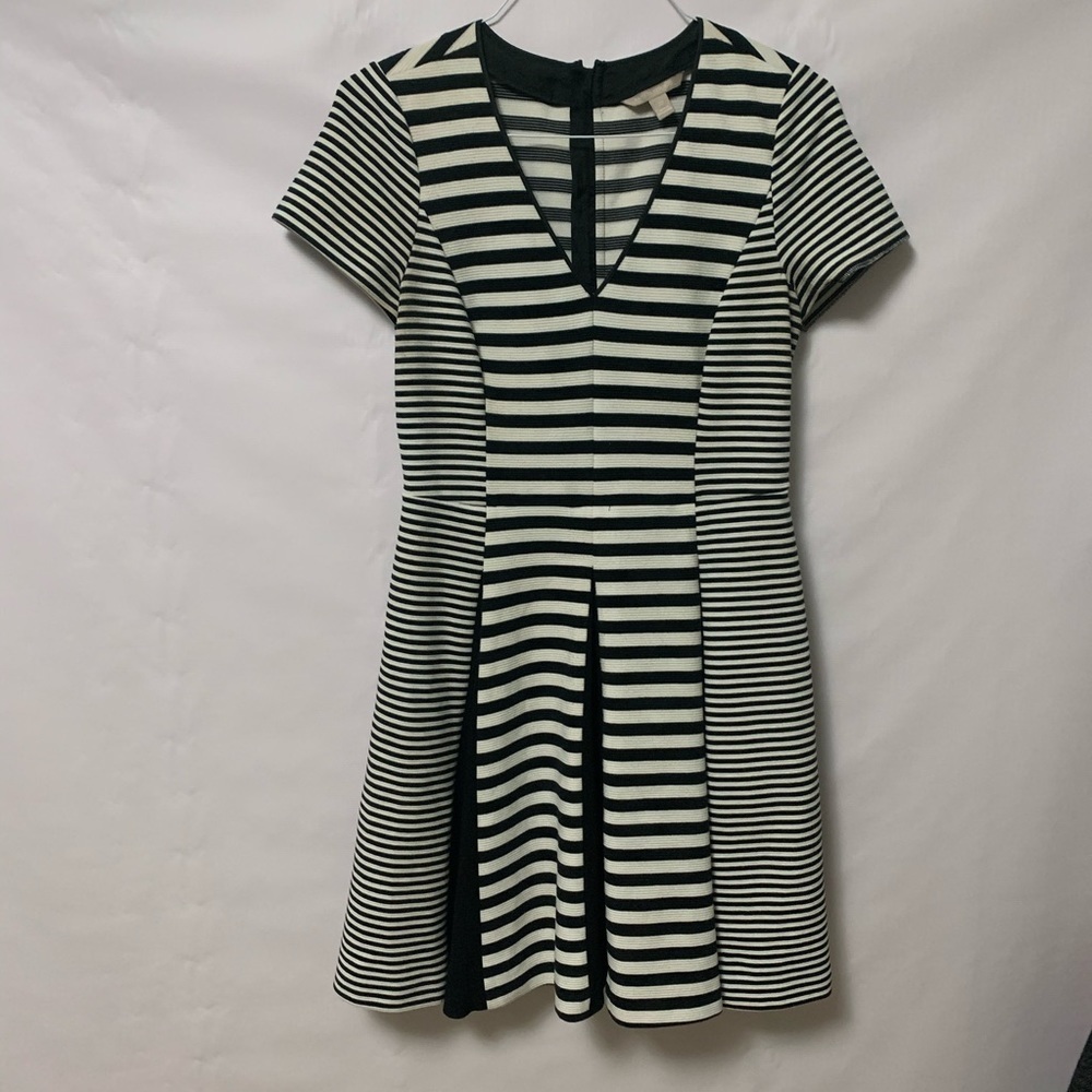 BANANA REPUBLIC STRIPED VNECK  DRESS SZ 10